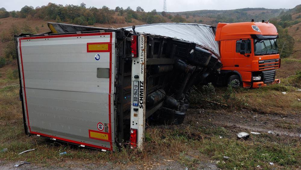 TIR, yolcu otobüsü, polis aracı ve otomobiller çarpıştı: 3 ölü, 10 yaralı 6